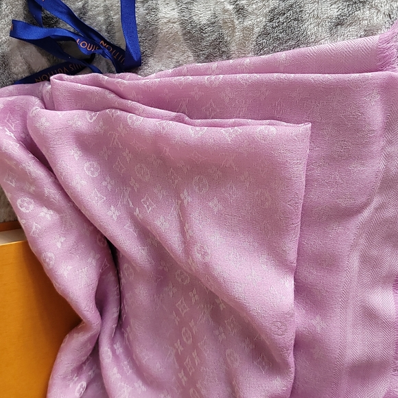 Louis Vuitton Silk 50% Wool 50% 45x92in SHAWL Made In Italy Lilac Monogram Color - Picture 6 of 13